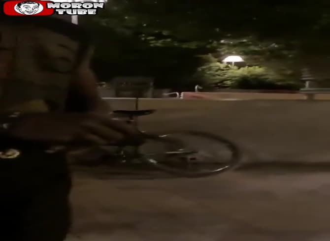 Video :Cease recording! When foreigners start playing music around 3 -30 a